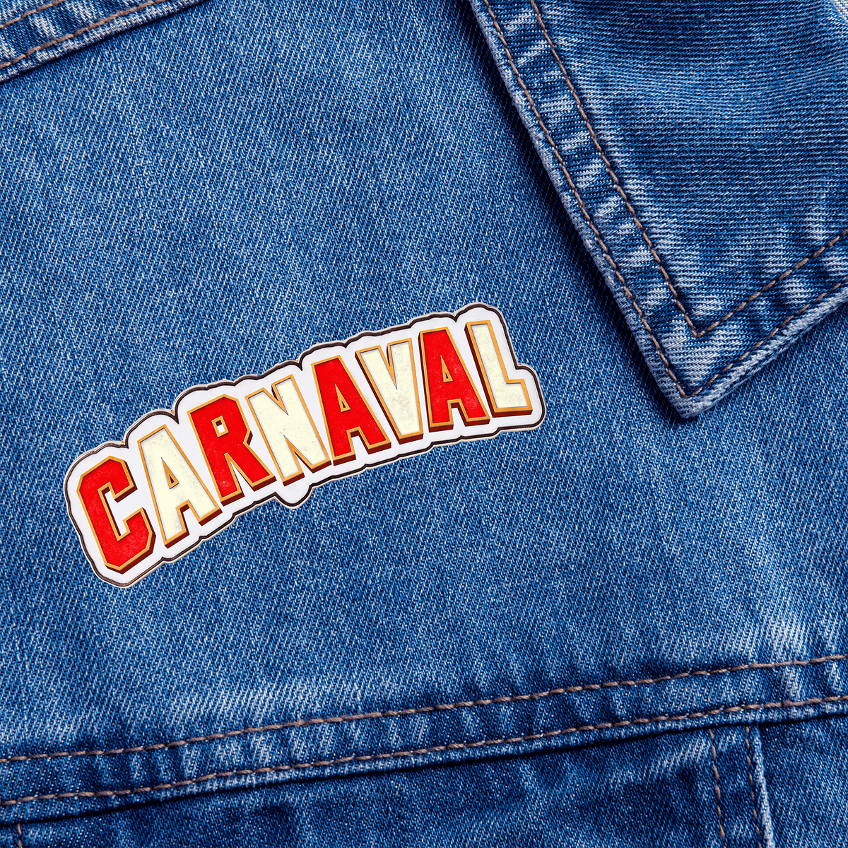 Carnaval-Pin am Kragen einer Jeansjacke